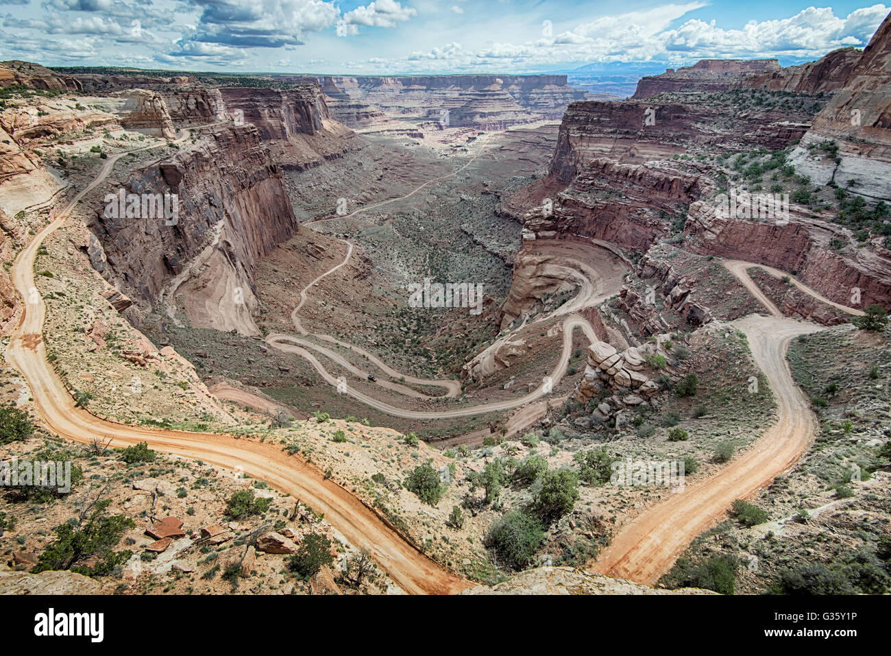 Ein 4WD Fahrzeug macht seinen Weg nach unten eine unbefestigte Straße durch die Serpentinen Shafer, auf den Inseln in der Sky District des Canyonlands N Stockfoto