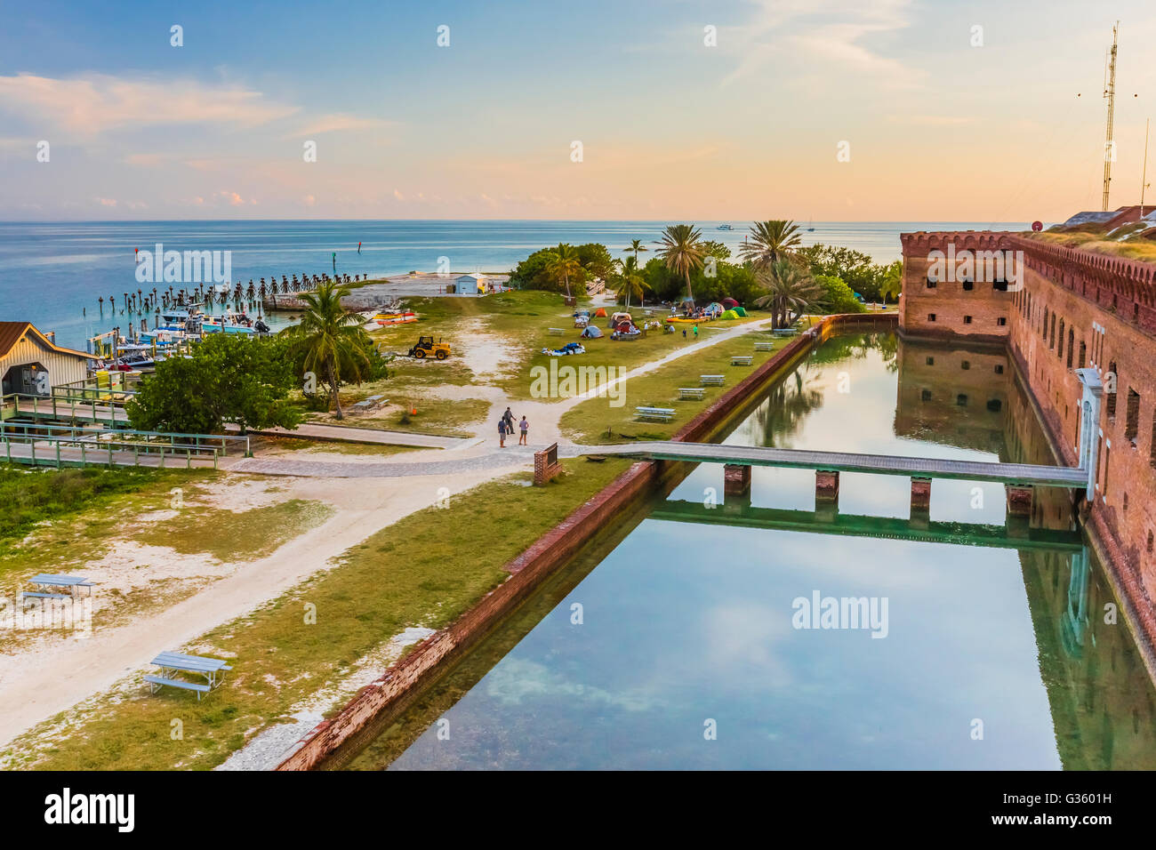 Graben, Campingplatz und Besucher Ankunftsbereich des Fort Jefferson auf Garden Key im Dry-Tortugas-Nationalpark, Florida, USA Stockfoto