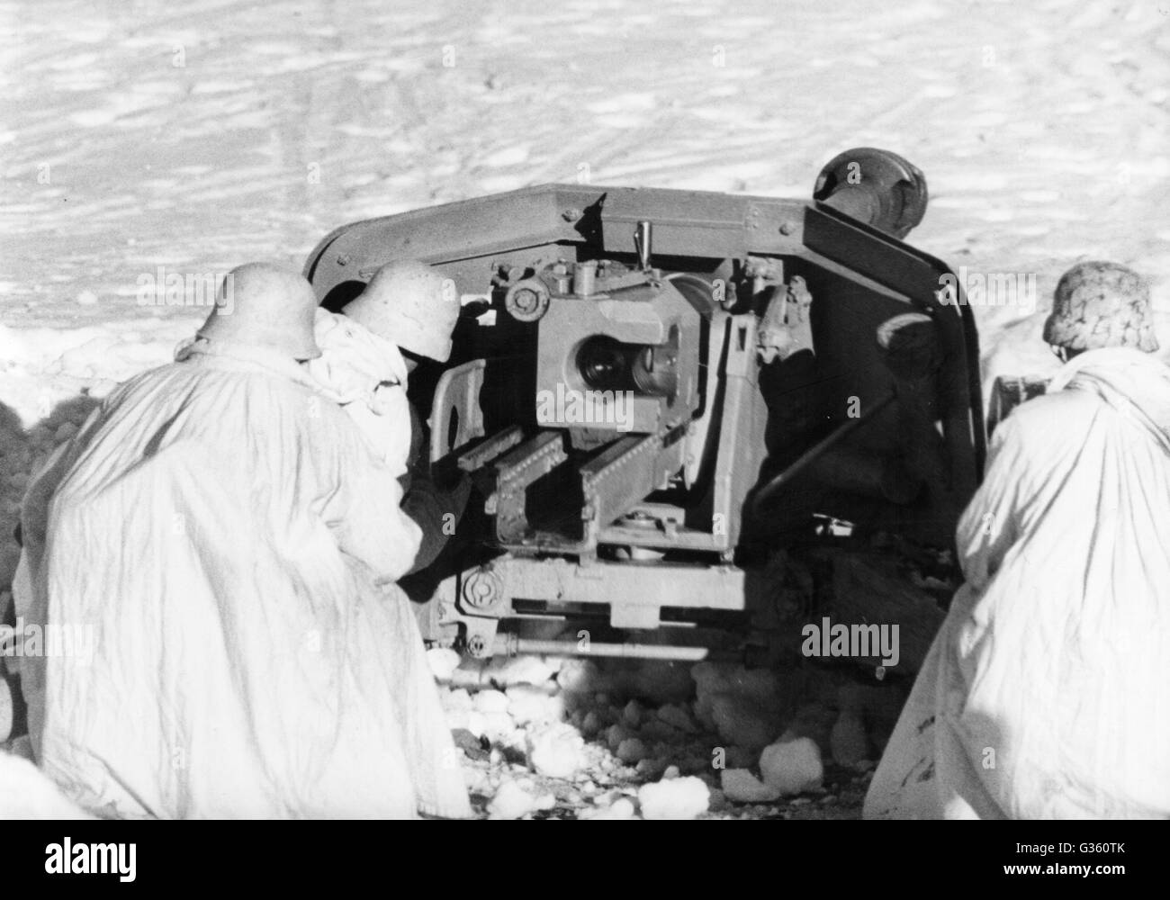 Soldaten der Wehrmacht im Schnee Tarnung mit schweren Anti Tank Gun an der Ostfront 1944 Stockfoto