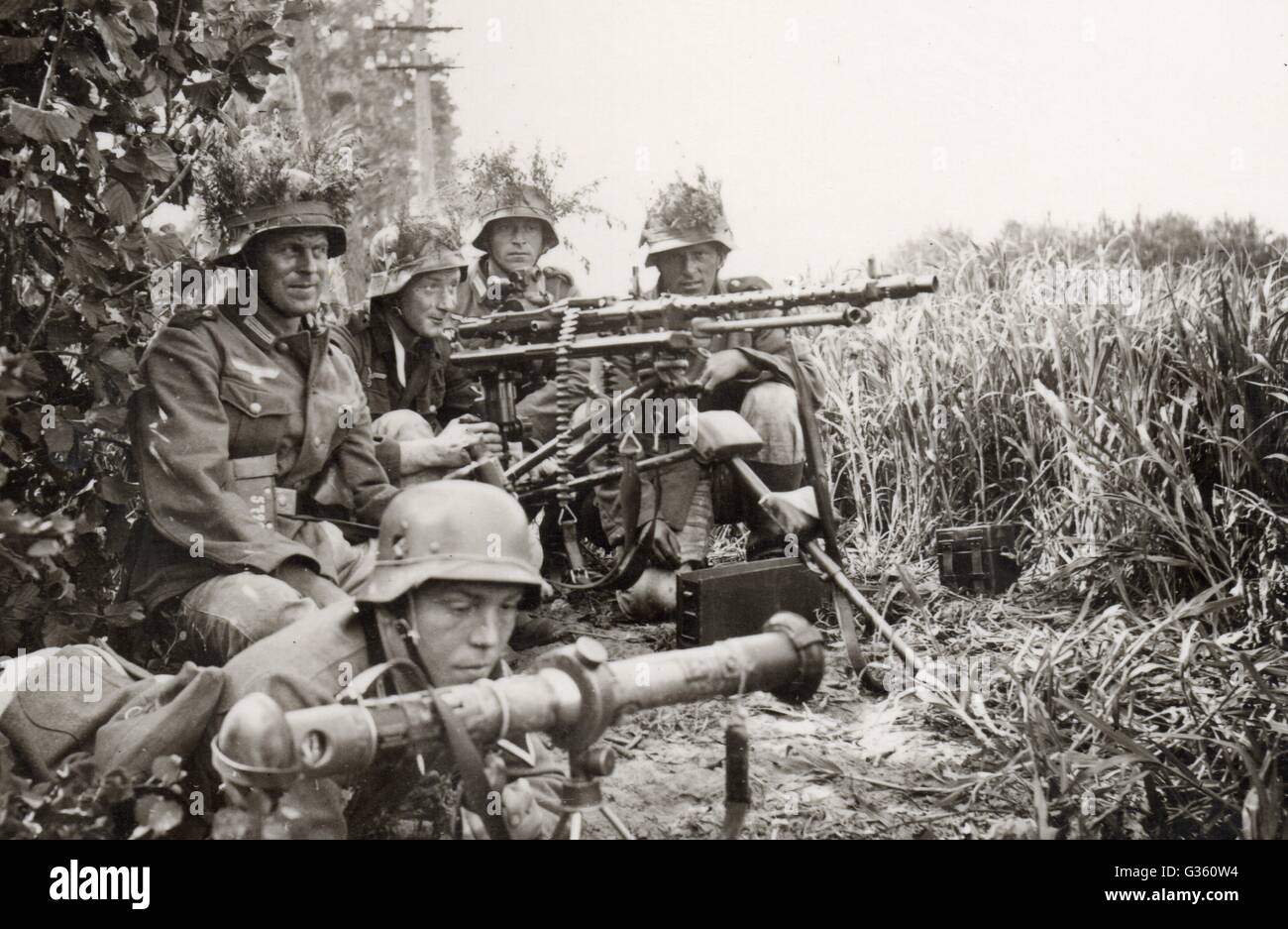 Weltkrieg zwei deutsche Soldaten mit schweren MG Maschinengewehr in Frankreich 1940, Wehrmacht ,MG34, Invasion von Frankreich s/w Foto Stockfoto