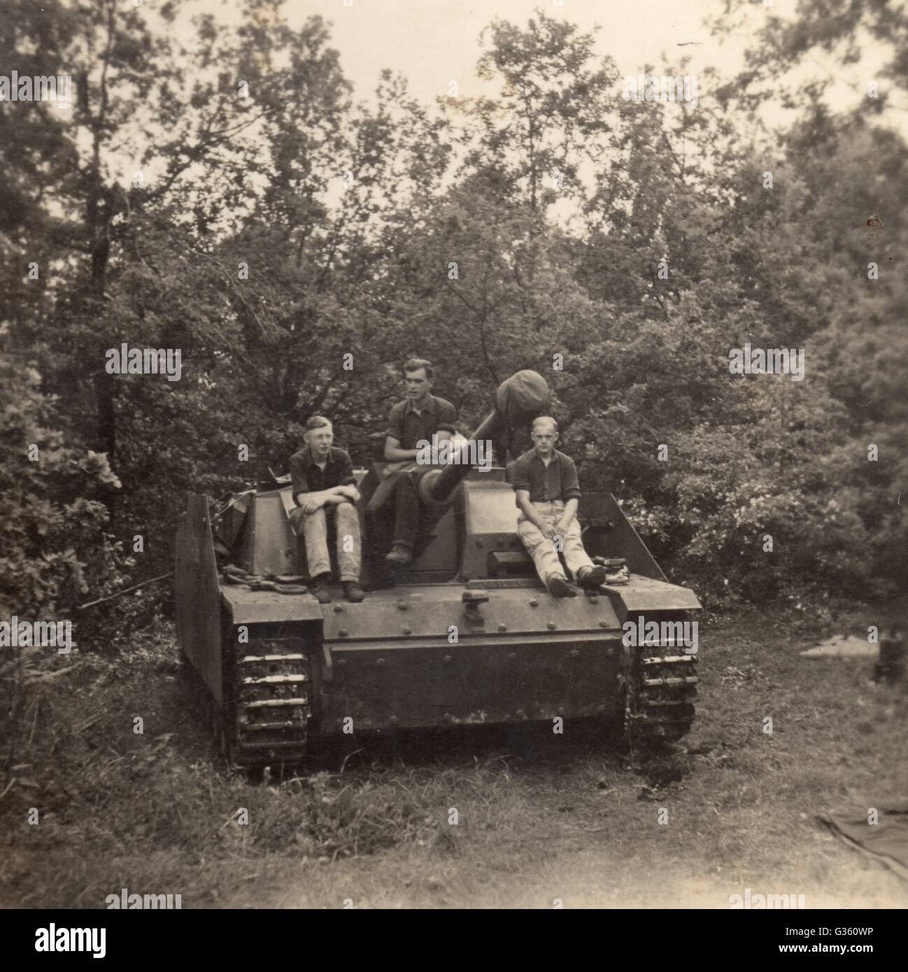 Waffen SS-Männer auf Panzer Angriff Gewehr Sturmgeschütz LAH Frankreich 1944 Stockfoto