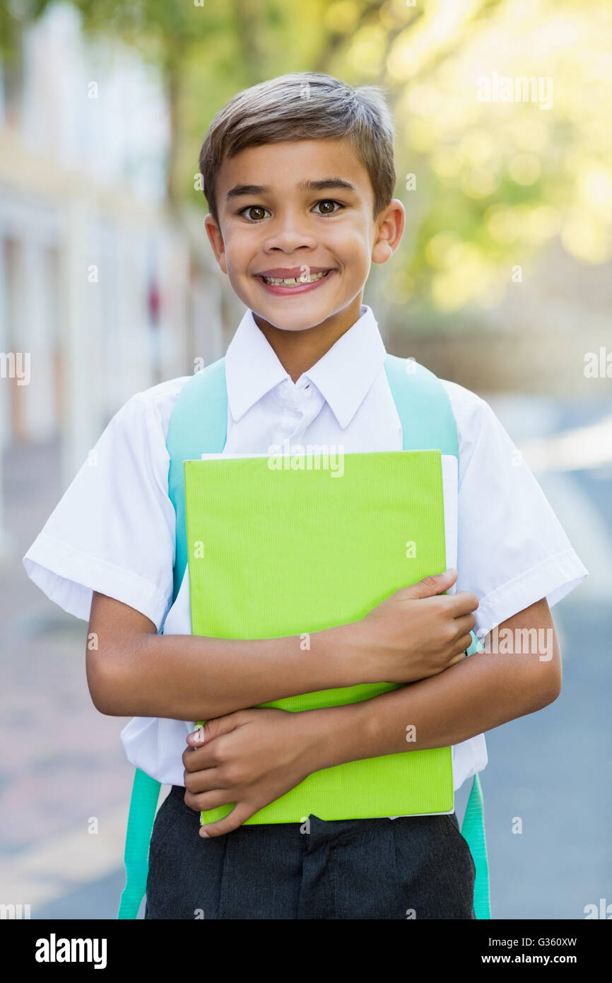 Glückliche Schüler stehen auf dem campus Stockfoto