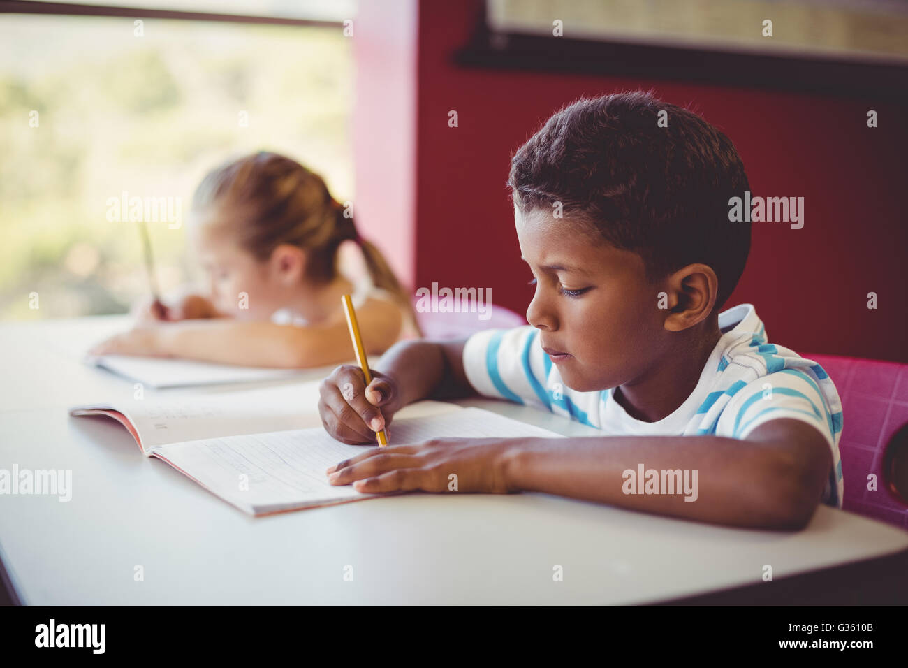 Schülerinnen und Schüler Hausaufgaben im Klassenzimmer Stockfoto