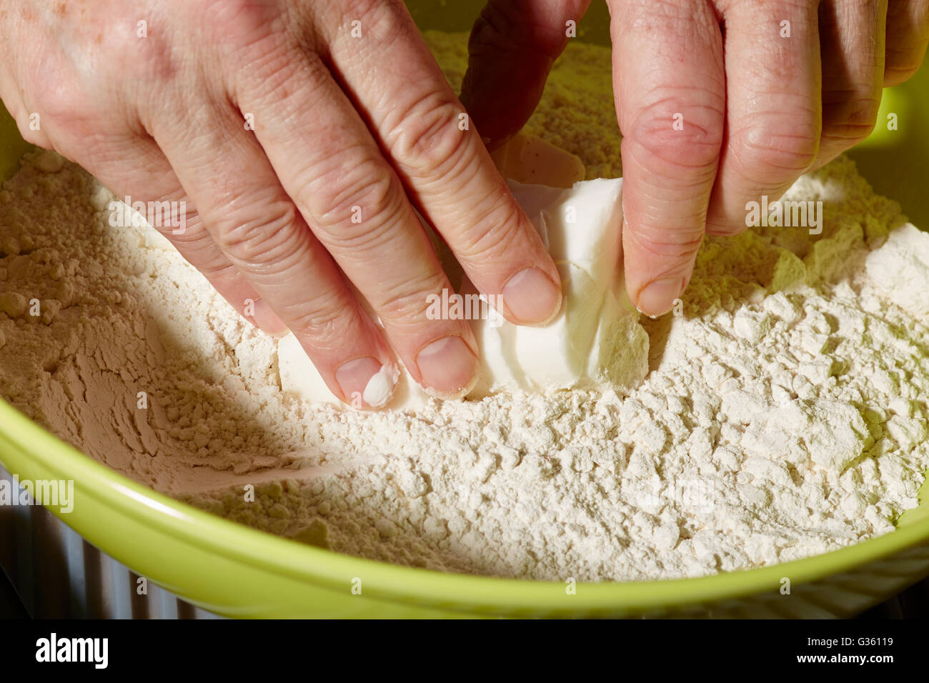 Hände des Mannes kneten einen Torte (oder pastös) Kruste Teig mit Mehl und Verkürzung Stockfoto