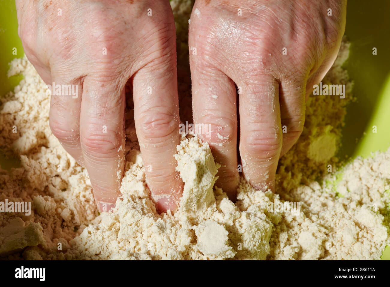 Hände des Mannes kneten einen Torte (oder pastös) Kruste Teig mit Mehl und Verkürzung Stockfoto