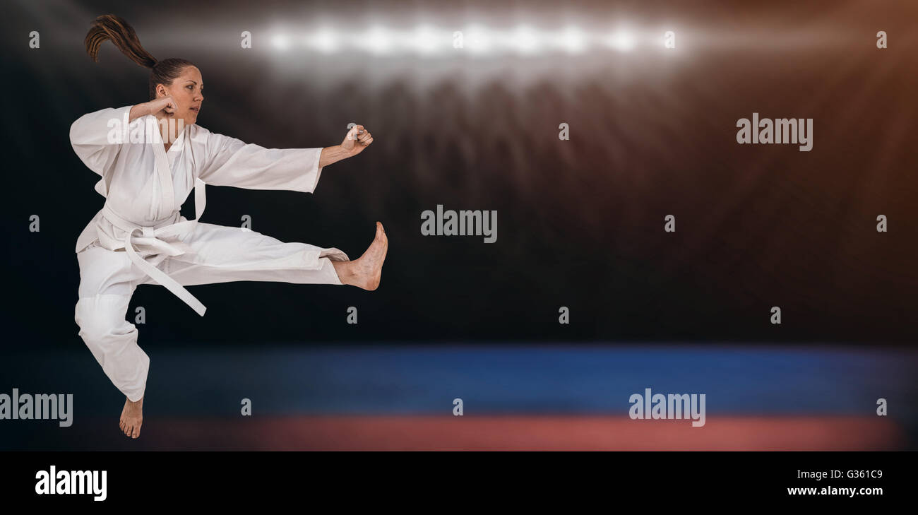 Zusammengesetztes Bild von Fighter Karate Haltung durchführen Stockfoto