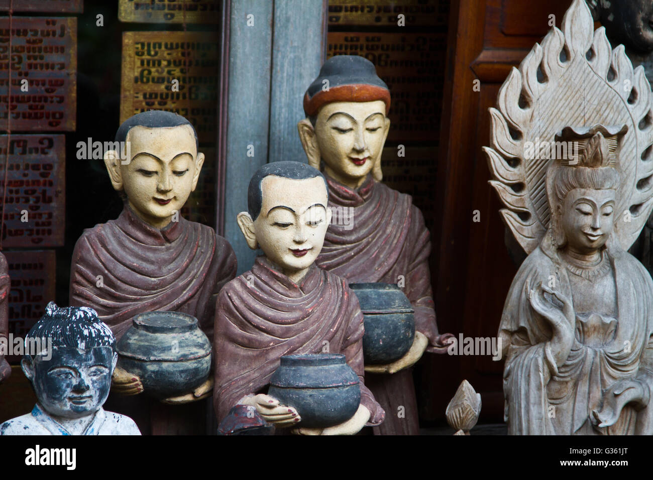 Mönch-Figuren und Objekte in einem Geschäft in Bangkok Thailand Stockfoto