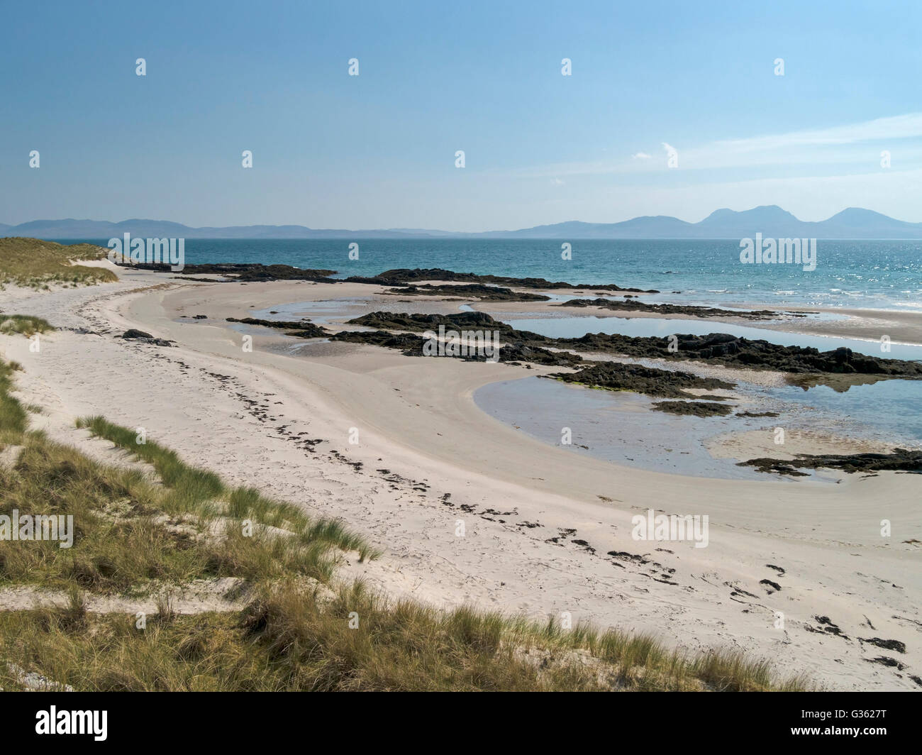 Weißen Sandstrand in der Nähe der Strang mit Isle of Jura in der Ferne Insel Colonsay, schottischen Hebriden, Schottland, Vereinigtes Königreich. Stockfoto