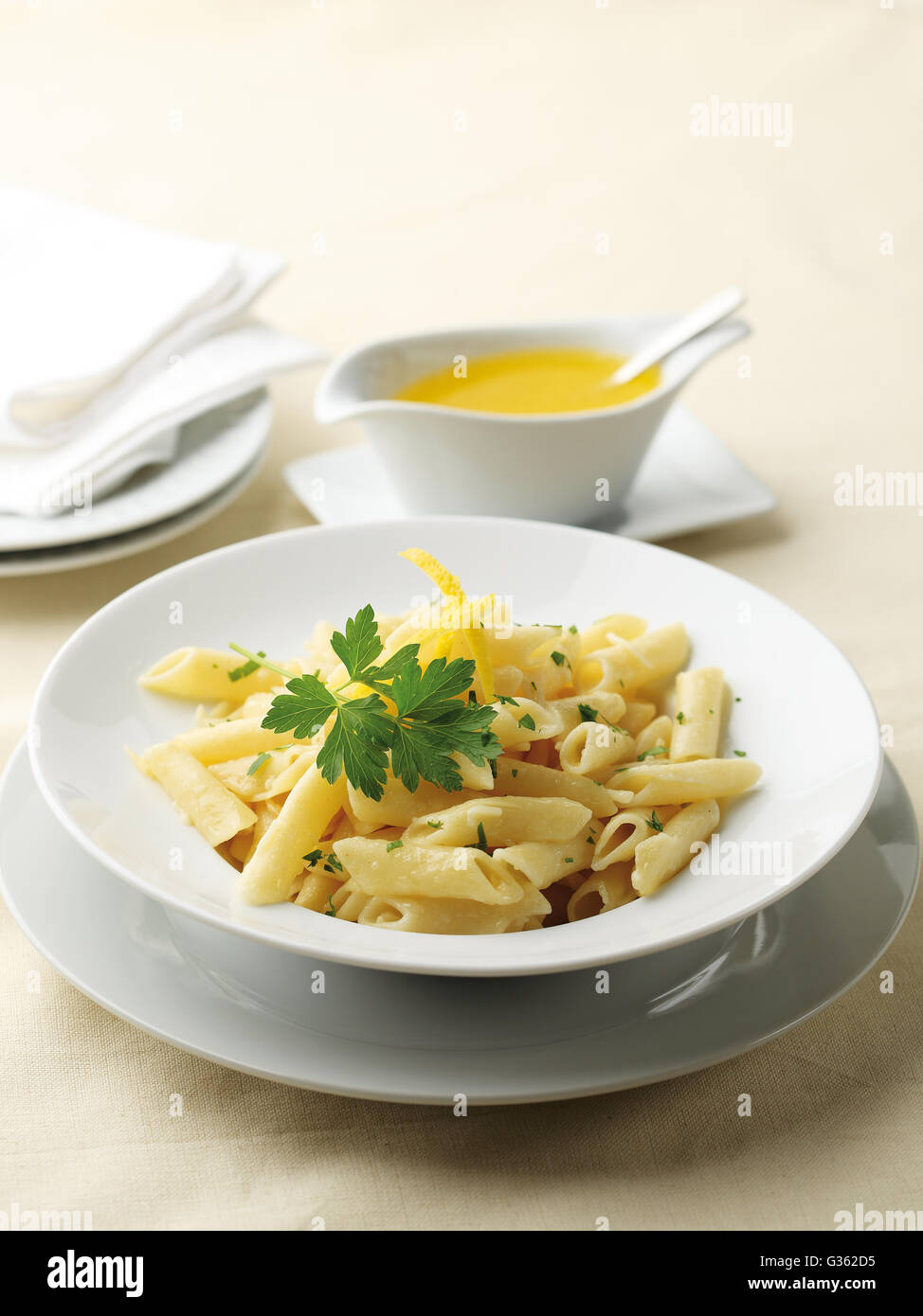 Italienische Penne-Nudeln mit einer Butter-Sahne-Sauce serviert Stockfoto