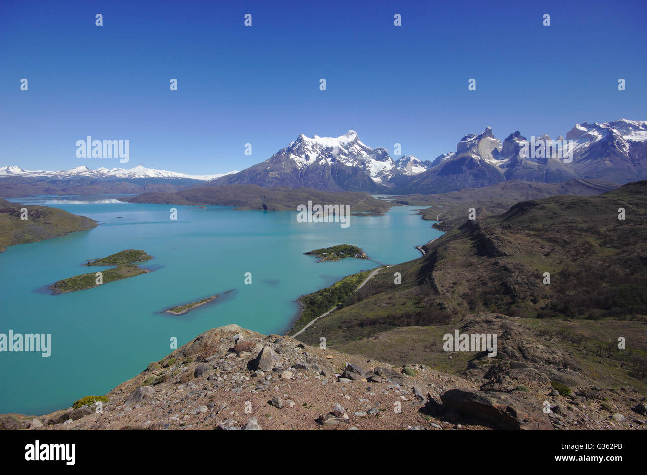 Lake Pehoe mit Cerro Paine Grande und Cuernos del Paine aus Mirador Condor, Torres del Paine Nationalpark, Chile Stockfoto