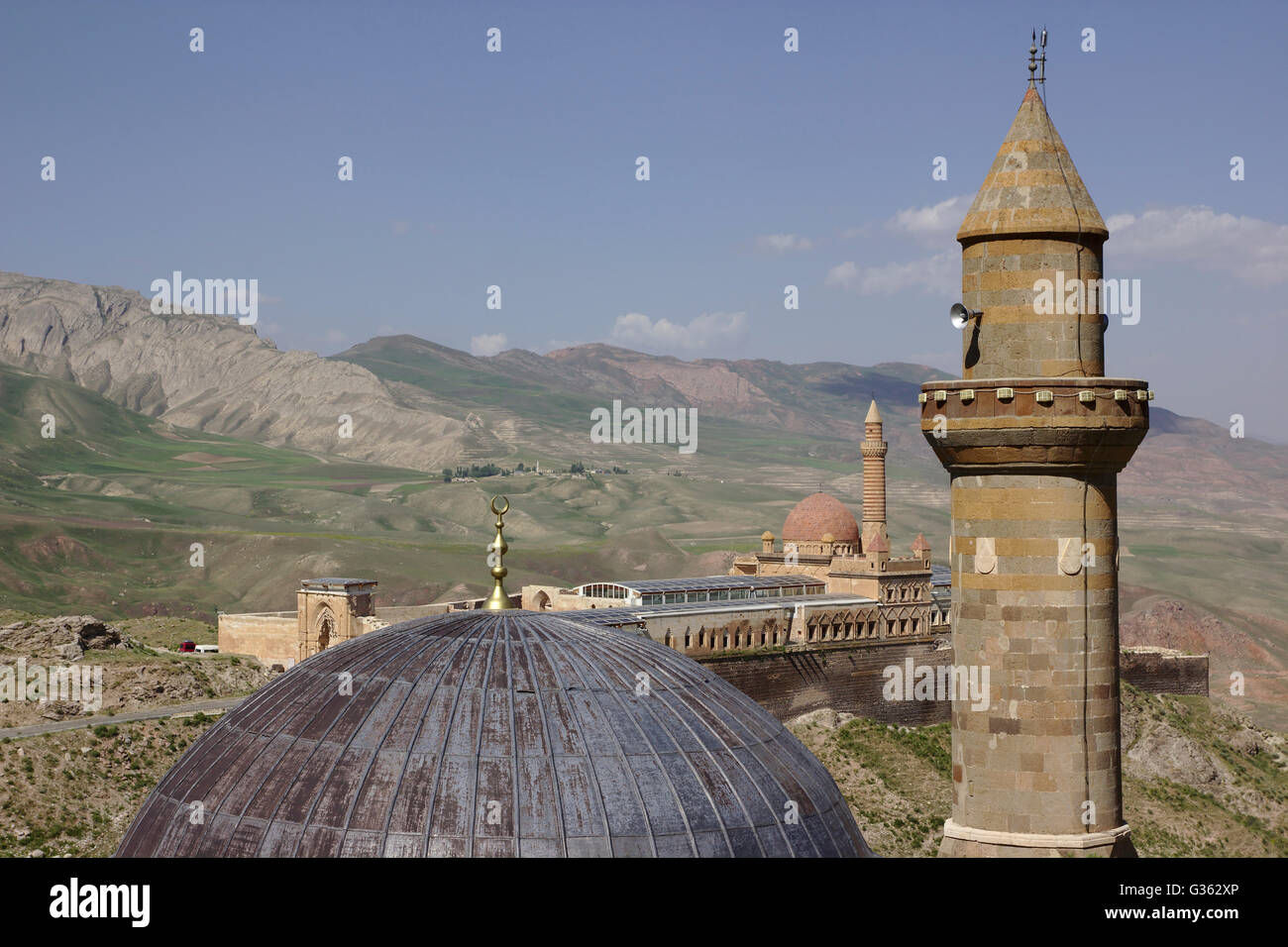 Kuppel und Minarett der Moschee des alten Beyazid vor Ishak Pasa Palast in der Nähe von Dogubayazit, Türkei Stockfoto