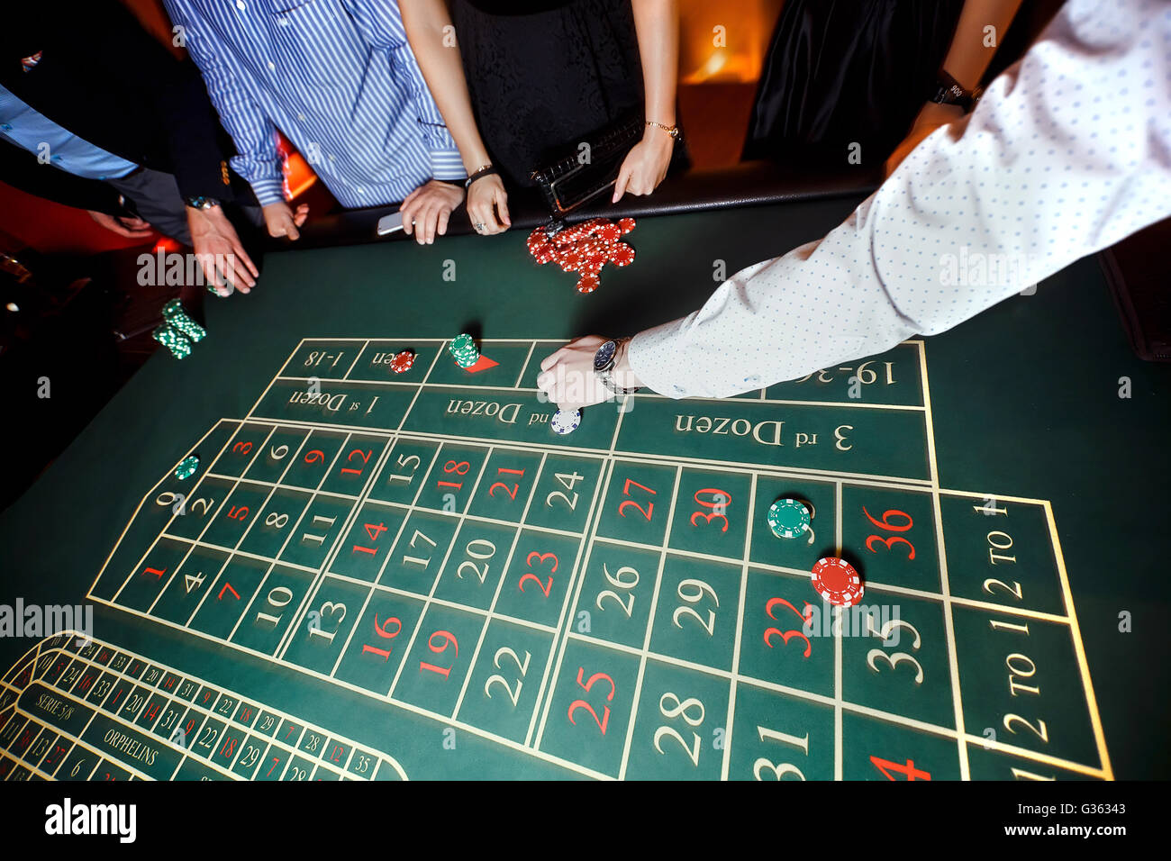 Hand, setzen Sie eine Wette auf das roulette Stockfoto