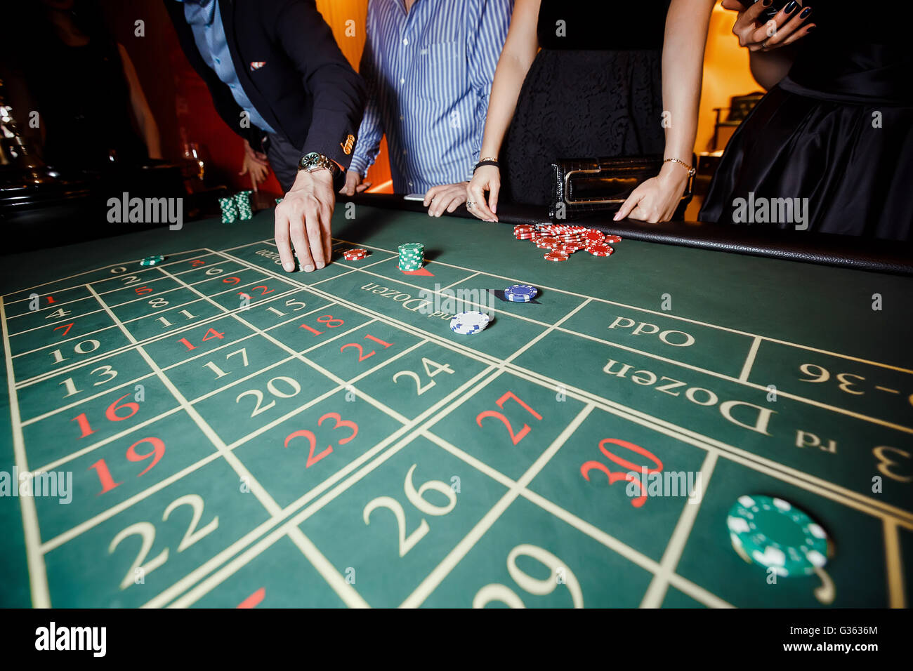 Hand, setzen Sie eine Wette auf das roulette Stockfoto