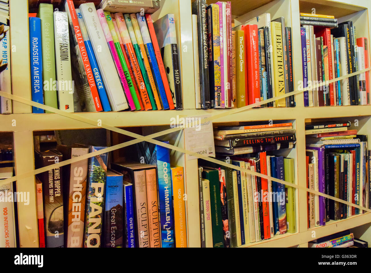 Warner Bros in Hollywood, Los Angeles, CA, USA, rote Orpheus Stuhl, russische Kronleuchter, eine Matrix, eine Mumie, Amerika, Angeles, Stockfoto