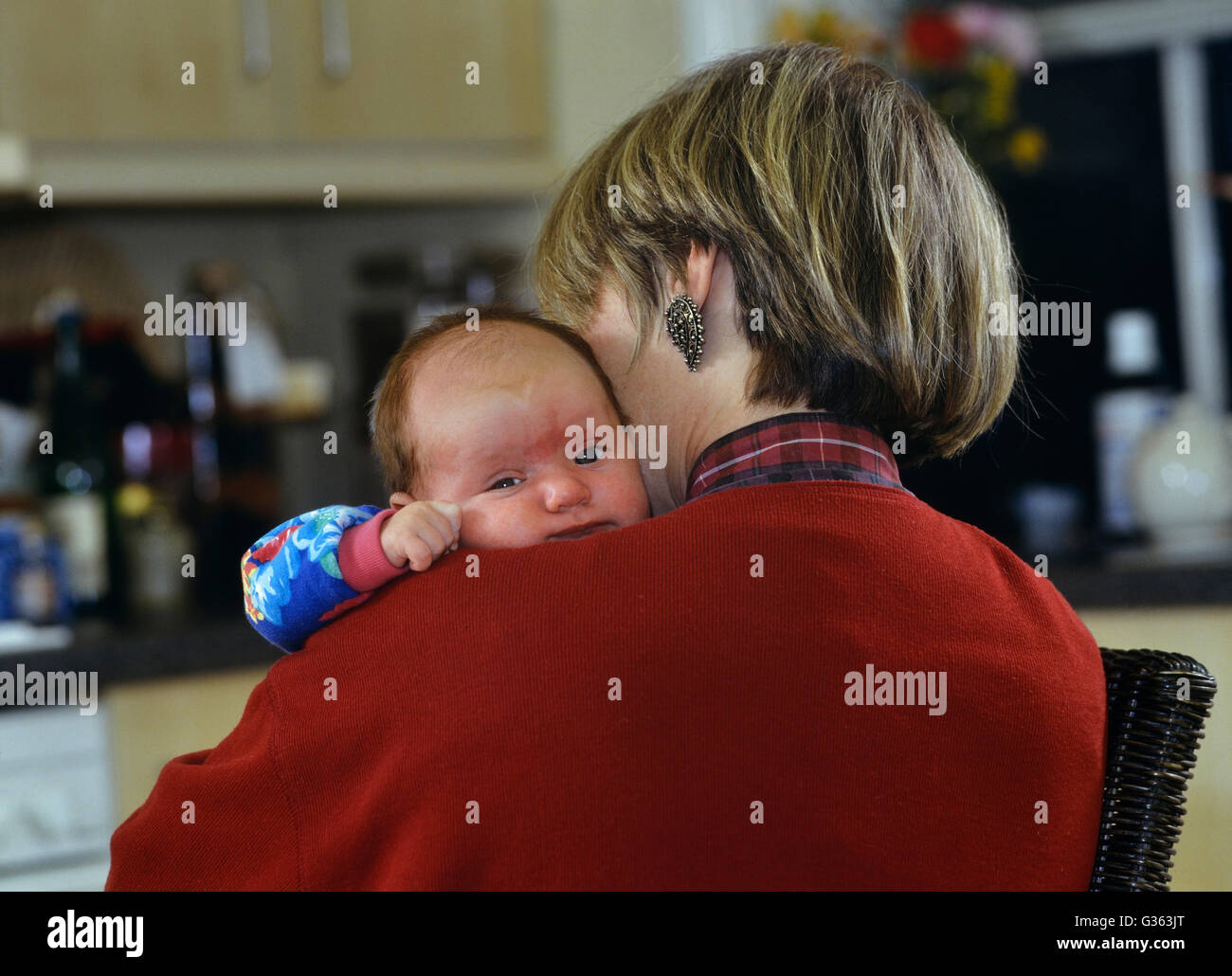 Mutter, hält eine Baby (6 Wochen alt) UK Stockfoto