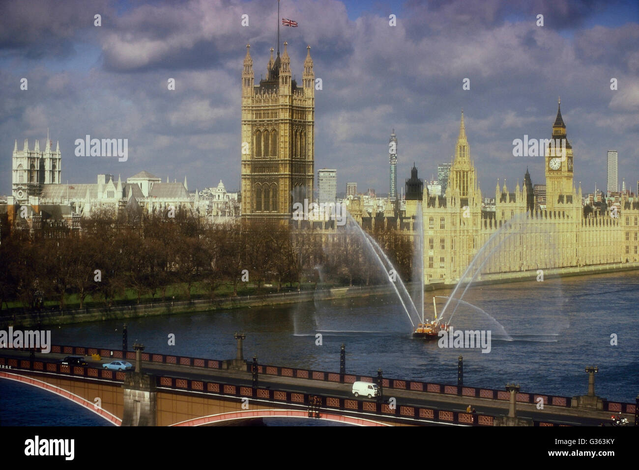 London-Phoenix Feuer Boot es ist Spritzwasser Düsen außerhalb Houses of Parliament. London. England. VEREINIGTES KÖNIGREICH. Europa. Ca. 80er Jahre Stockfoto