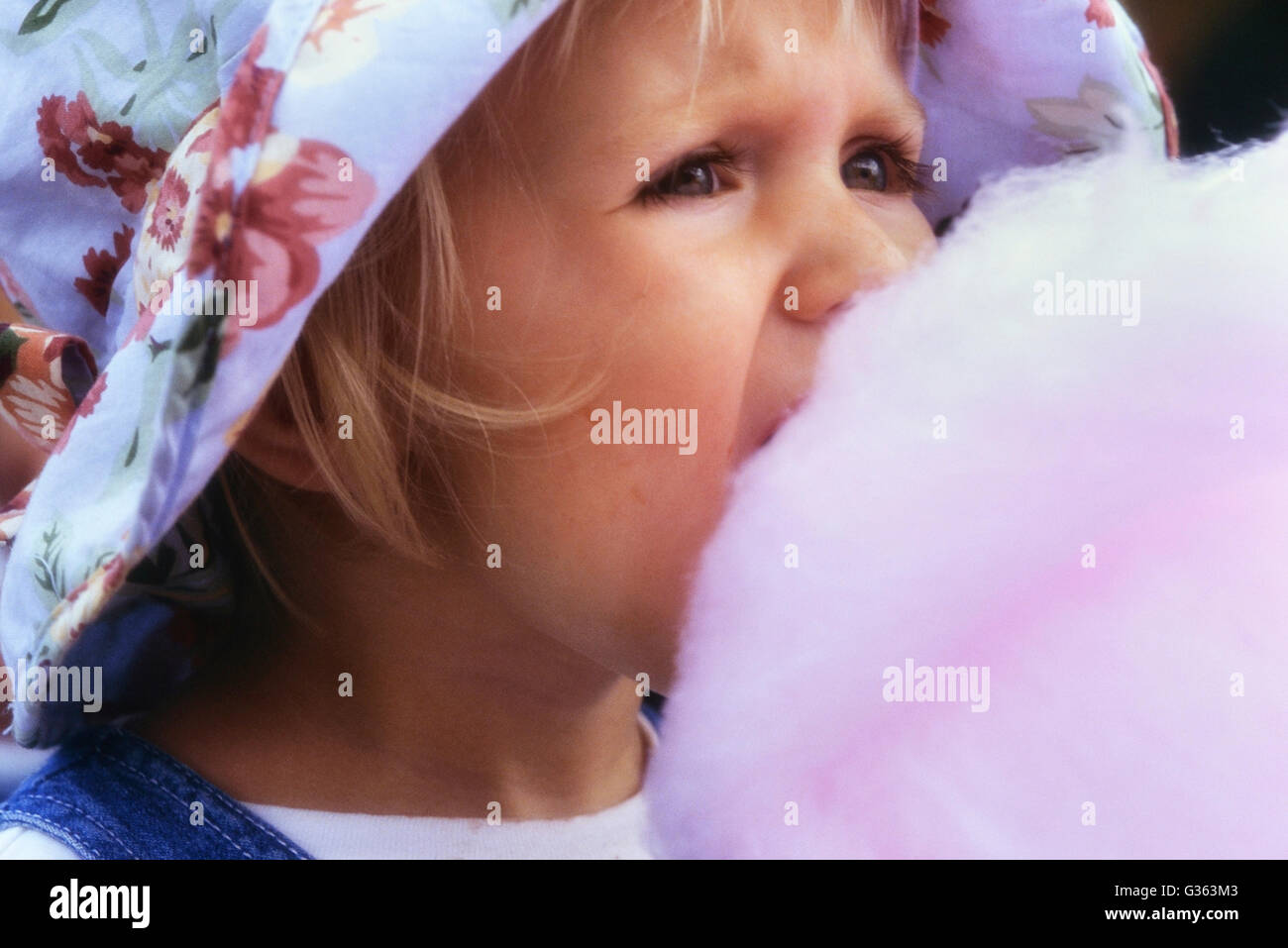 Mädchen essen Zuckerwatte. England. UK Stockfoto