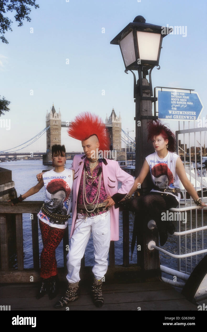 Matt Belgrano „The Gentleman Punk“ trägt eine rosa Teddy Boy Drape Jacke und steht mit zwei weiblichen Punks. London. England. VEREINIGTES KÖNIGREICH. Europa Stockfoto