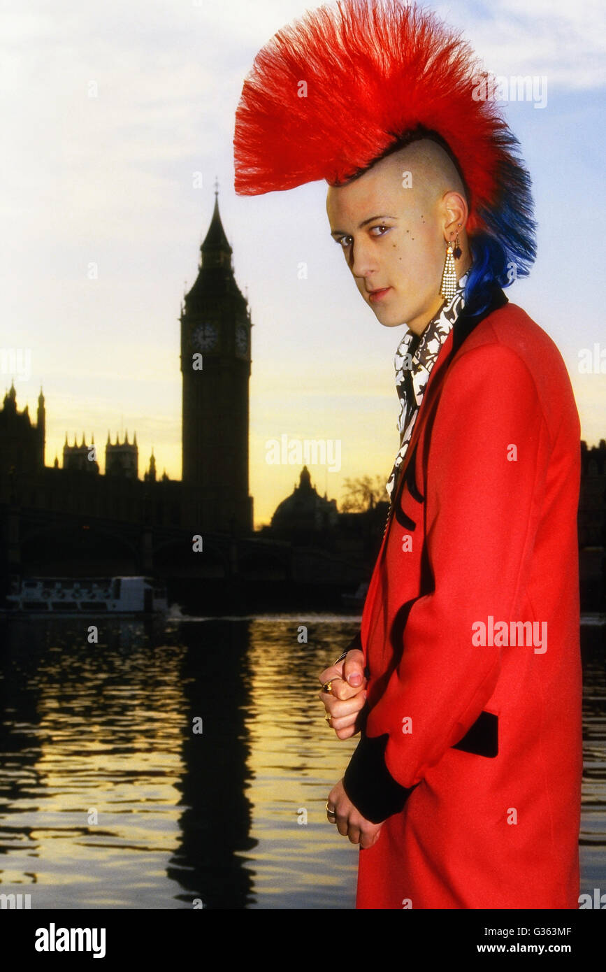 Matt Belgrano „The Gentleman Punk“ trägt eine rote Teddy Boy Drape Jacke vor dem Parlament. London. England. VEREINIGTES KÖNIGREICH. Europa Stockfoto