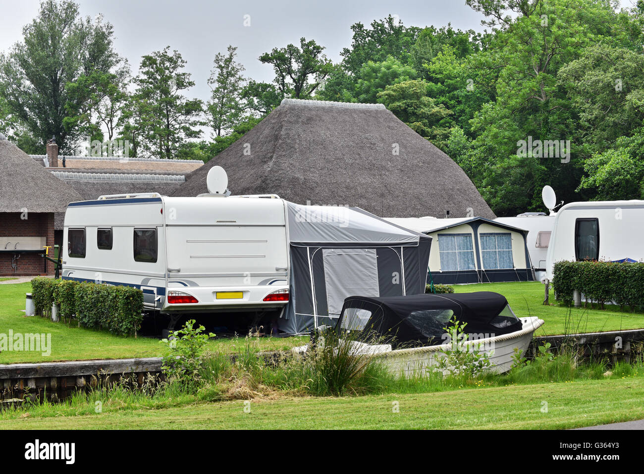 Campingplatz mit Wohnwagen und Boot in dem charakteristischen Dorf Giethoorn Stockfoto