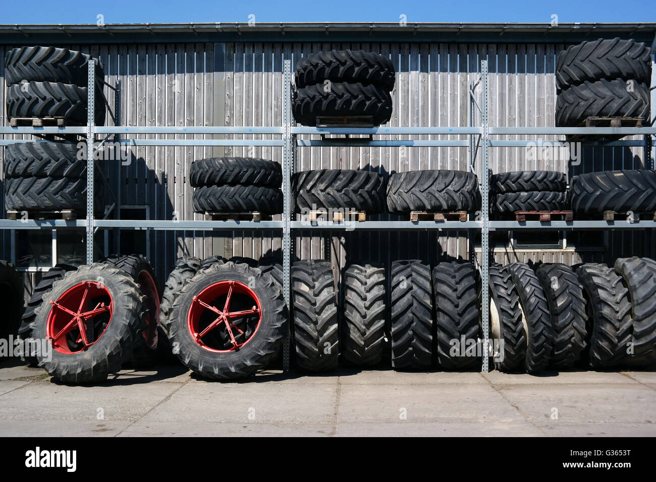 Traktor Räder in einen Streit mit Lagerware Mechanised Landwirtschaft Stockfoto