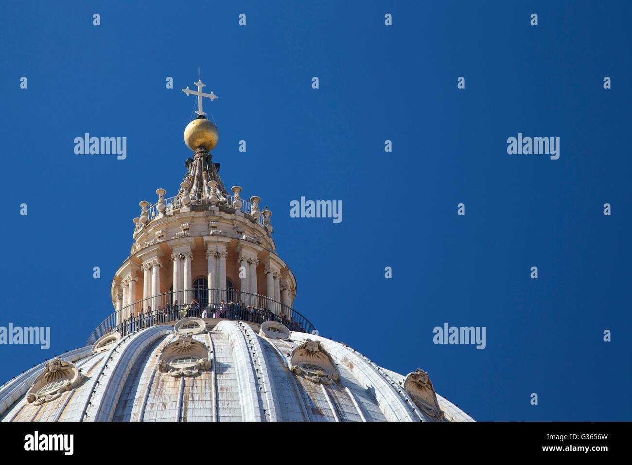Außen auf dem Dach Blick auf die Kuppel der Kathedrale St. Peter, Vatikan, Rom, Italien, Europa Stockfoto