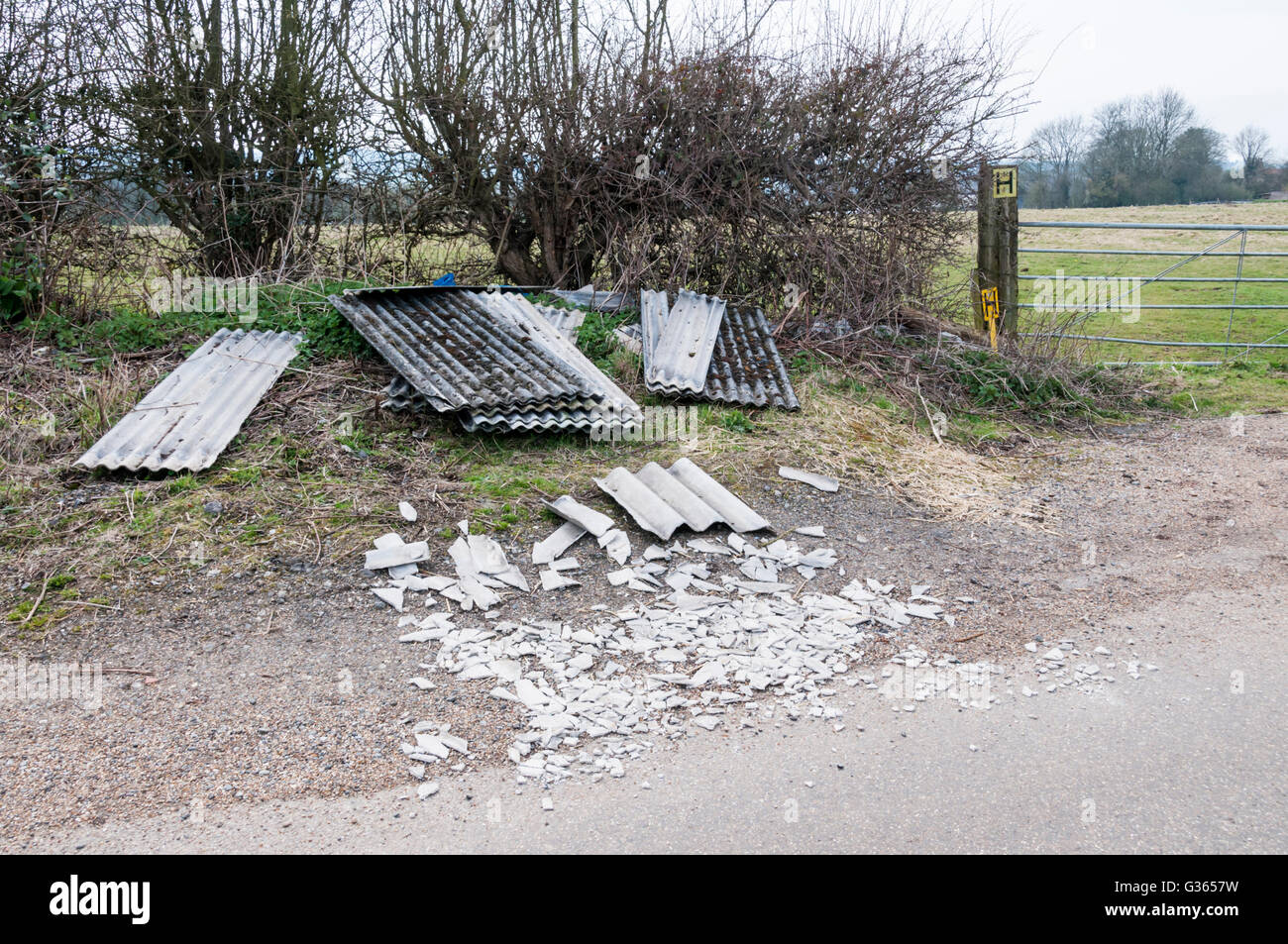 Entsorgung Asbest-Folie entsorgt in einen Feldweg. Stockfoto