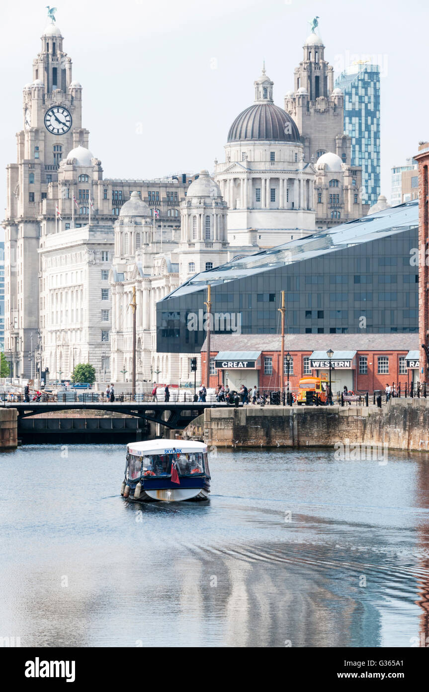 Bootstour am Albert Dock mit den drei Grazien am Wasser hinter Liverpool. Stockfoto