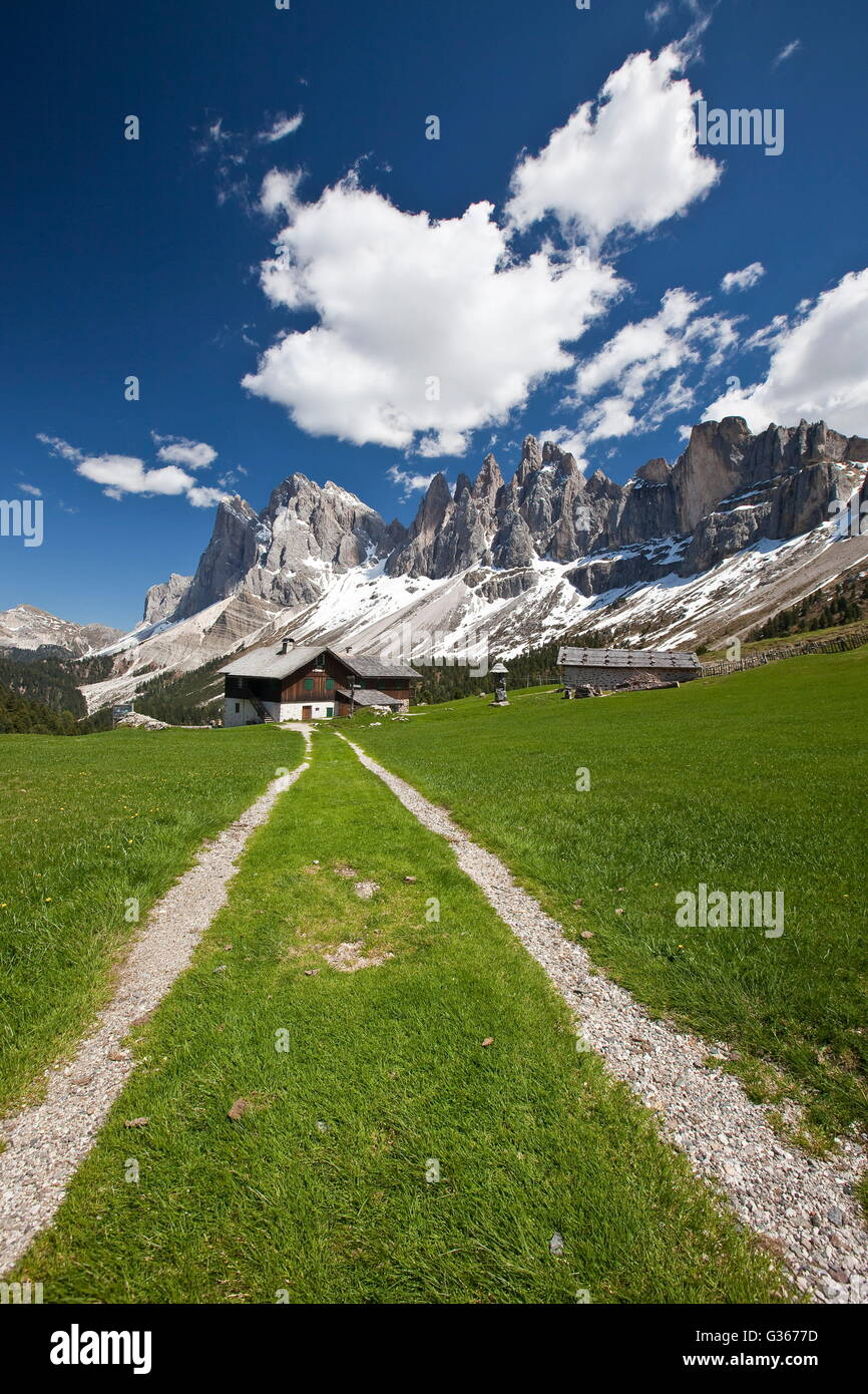 Der Weg zur brogles alm Hütte mit dem geisler Bergkette im Hintergrund Villnösser Tal Südtirol Dolomiten Italien Europa Stockfoto