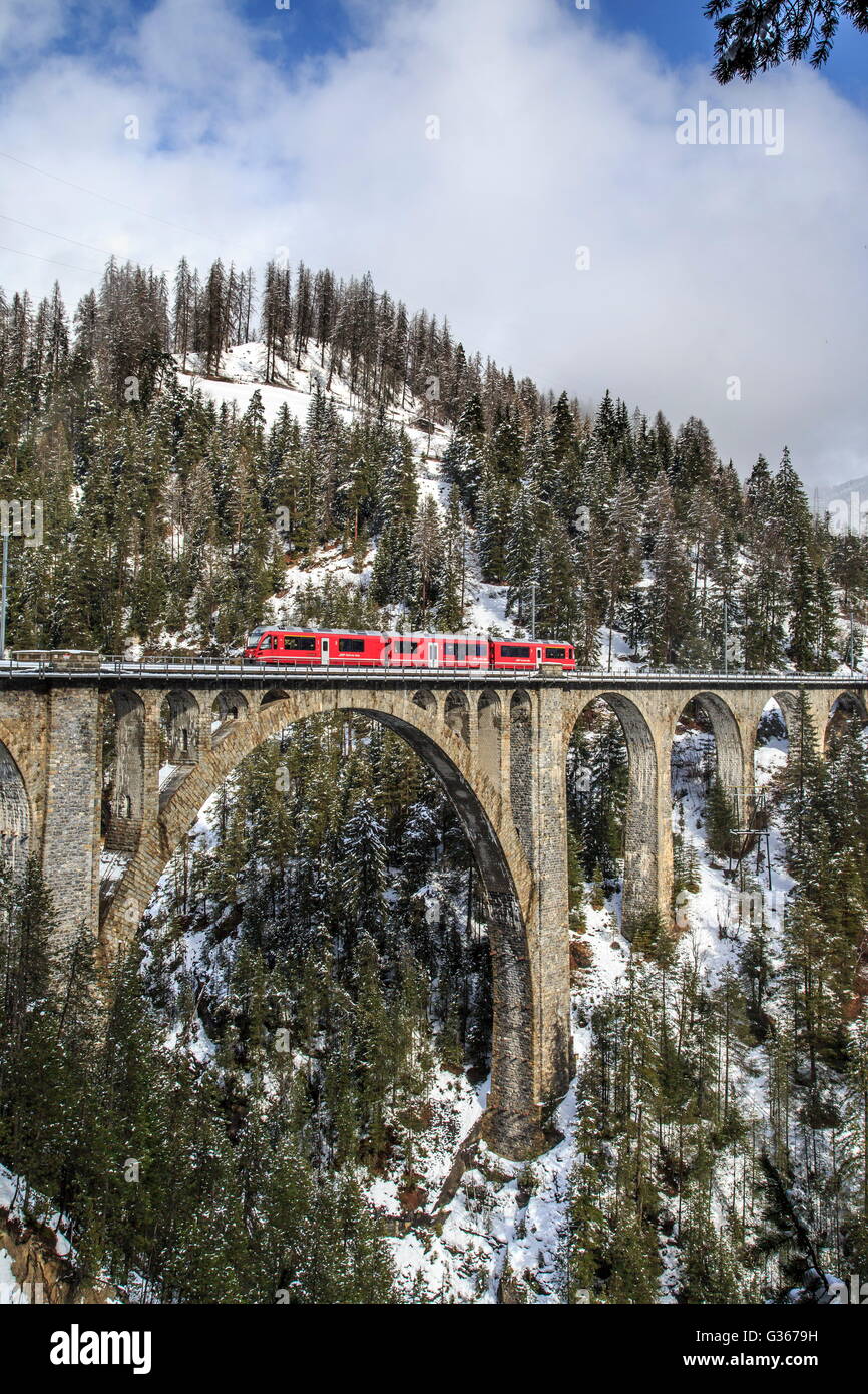 Bernina-Express Zug passiert am Wiesener Viadukt Davos Schweiz Stockfoto