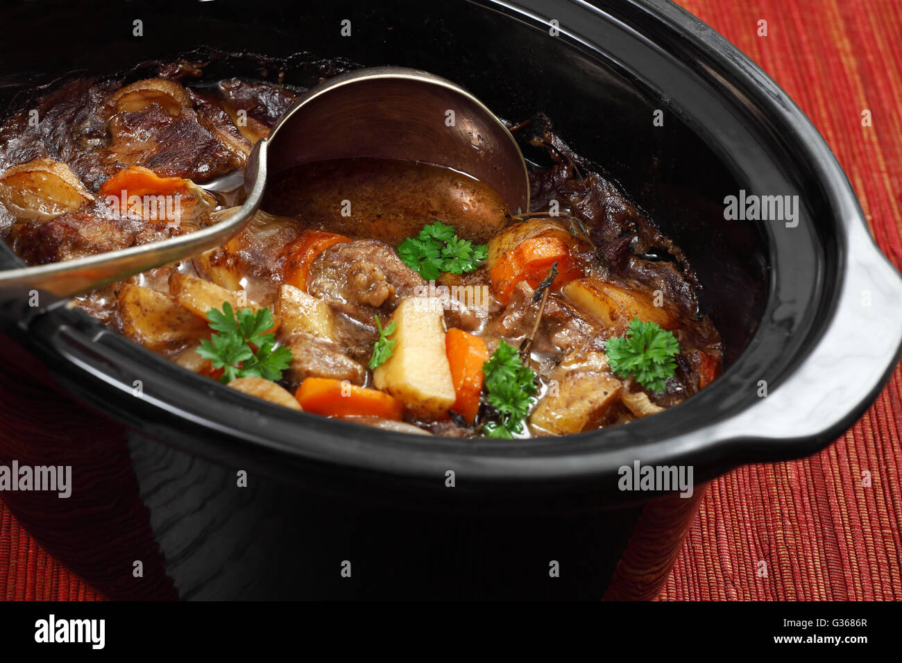 Foto von Irish Stew und Guinness Eintopf gemacht in einem Crockpot oder Schmortopf. Stockfoto