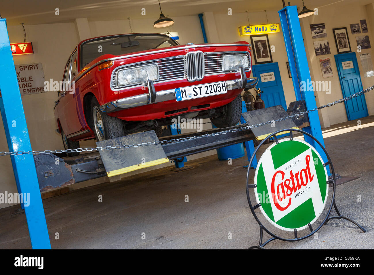 BMW 1600 auf der Rampe in der BMW Werkstatt Erholung, 2015 beim Goodwood Revival, Sussex, UK. Stockfoto