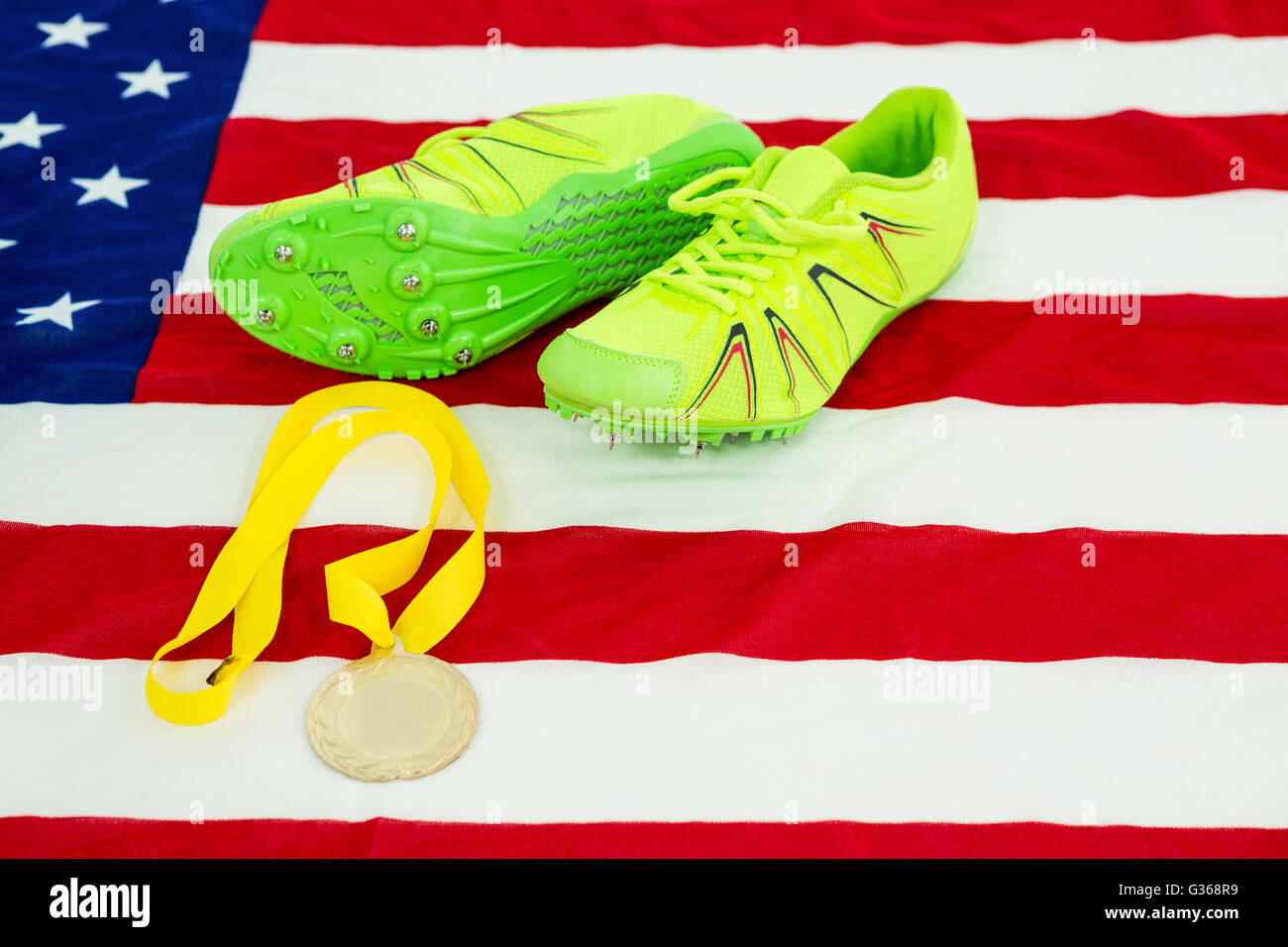 Trainer Schuhe und Goldmedaille auf amerikanische Flagge Stockfoto