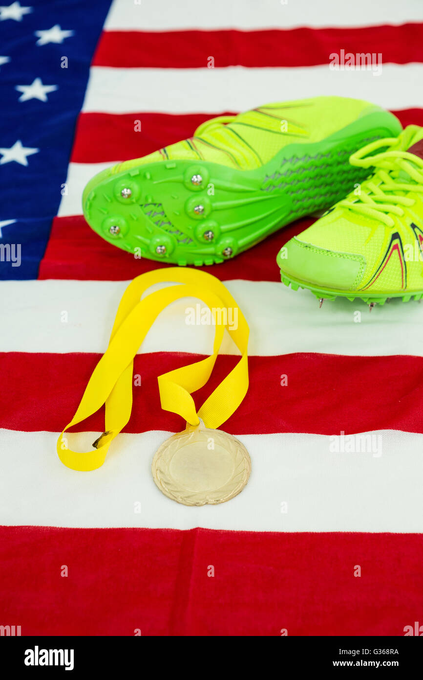 Trainer Schuhe und Goldmedaille auf amerikanische Flagge Stockfoto