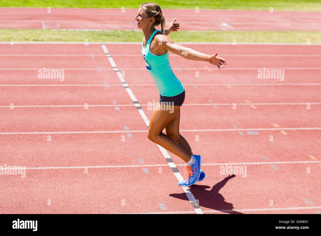 Aufgeregt weiblichen Athleten posing nach einem Sieg Stockfoto