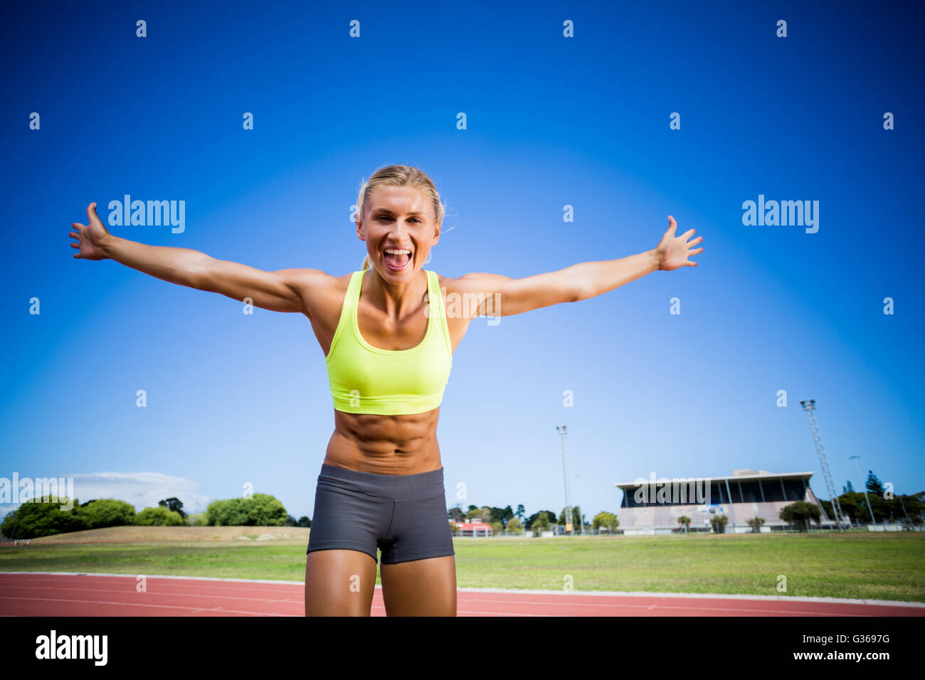 Aufgeregt weiblichen Athleten posing nach einem Sieg Stockfoto