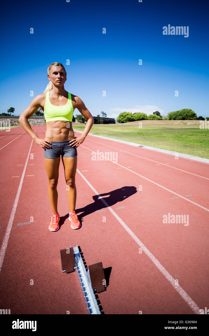 Zuversichtlich Sportlerin stehend mit Hand auf der Hüfte Stockfoto