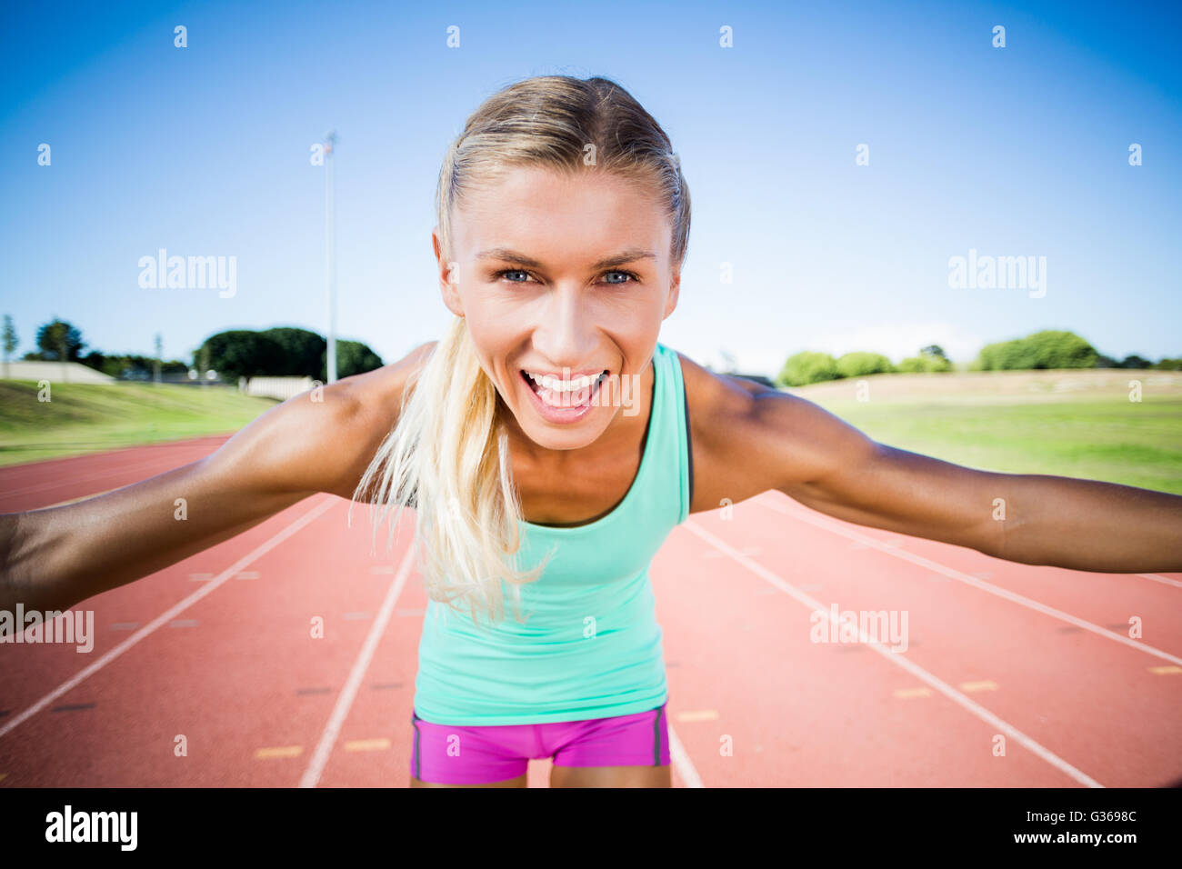 Porträt von aufgeregt Sportlerin posiert nach einem Sieg Stockfoto