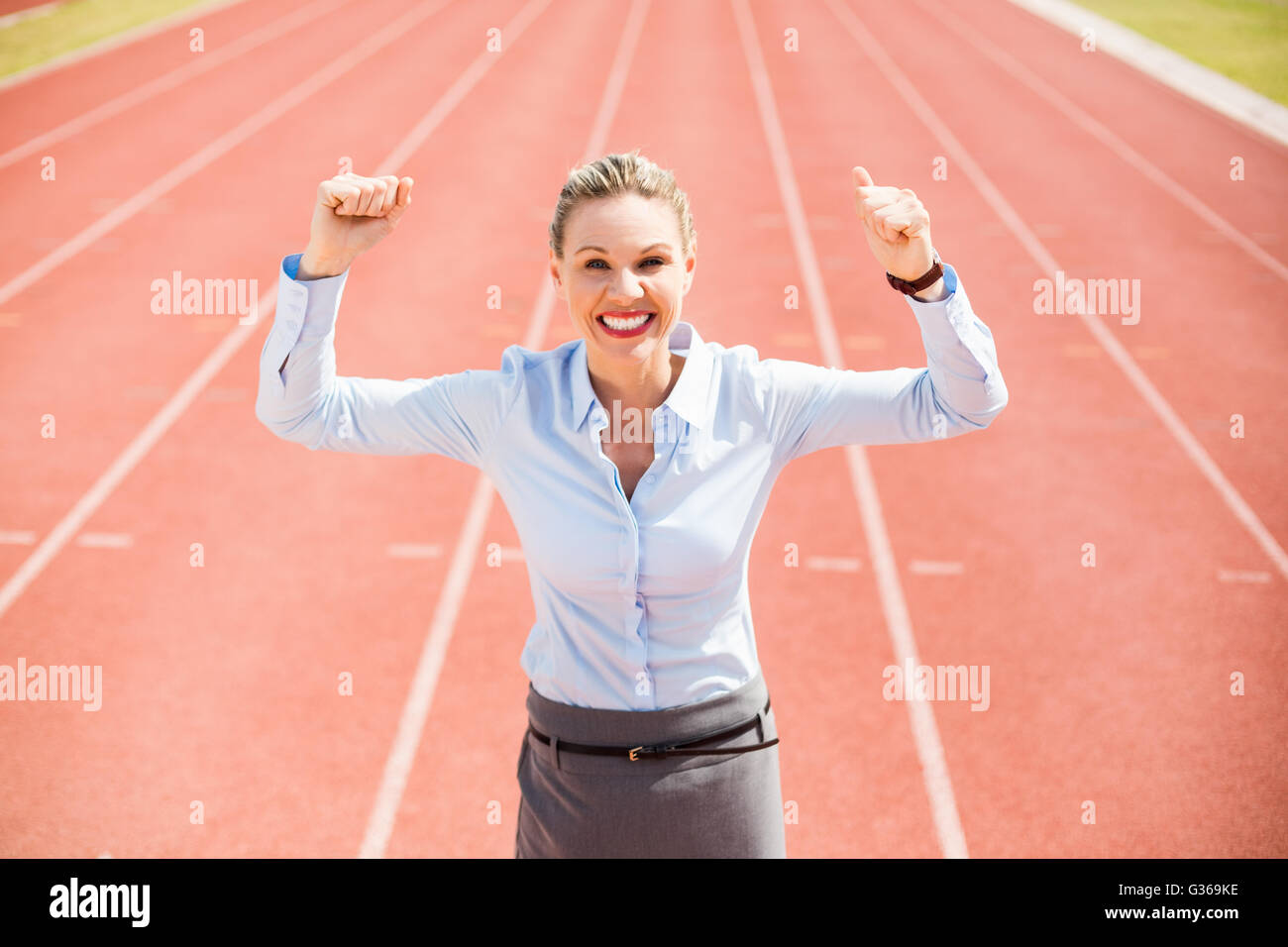 Porträt von aufgeregt, Geschäftsfrau, stehen auf der Laufstrecke Stockfoto