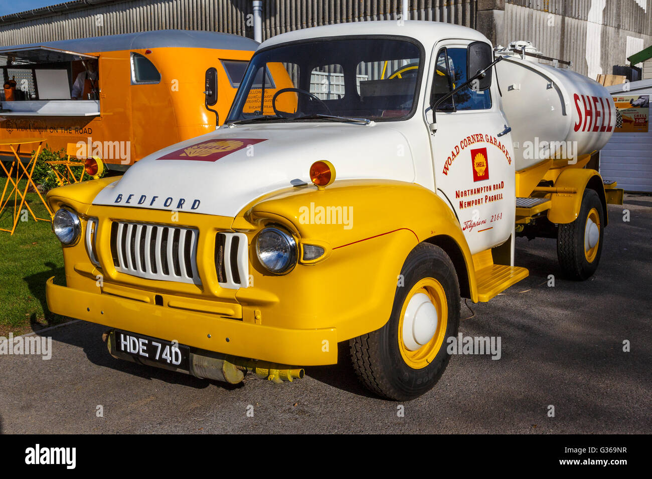1966 Bedford TJ mit Shell-Lackierung und Tanker Karosserie, HDE74D. Zeigen Sie auf der 2015 beim Goodwood Revival, Sussex, UK an. Stockfoto
