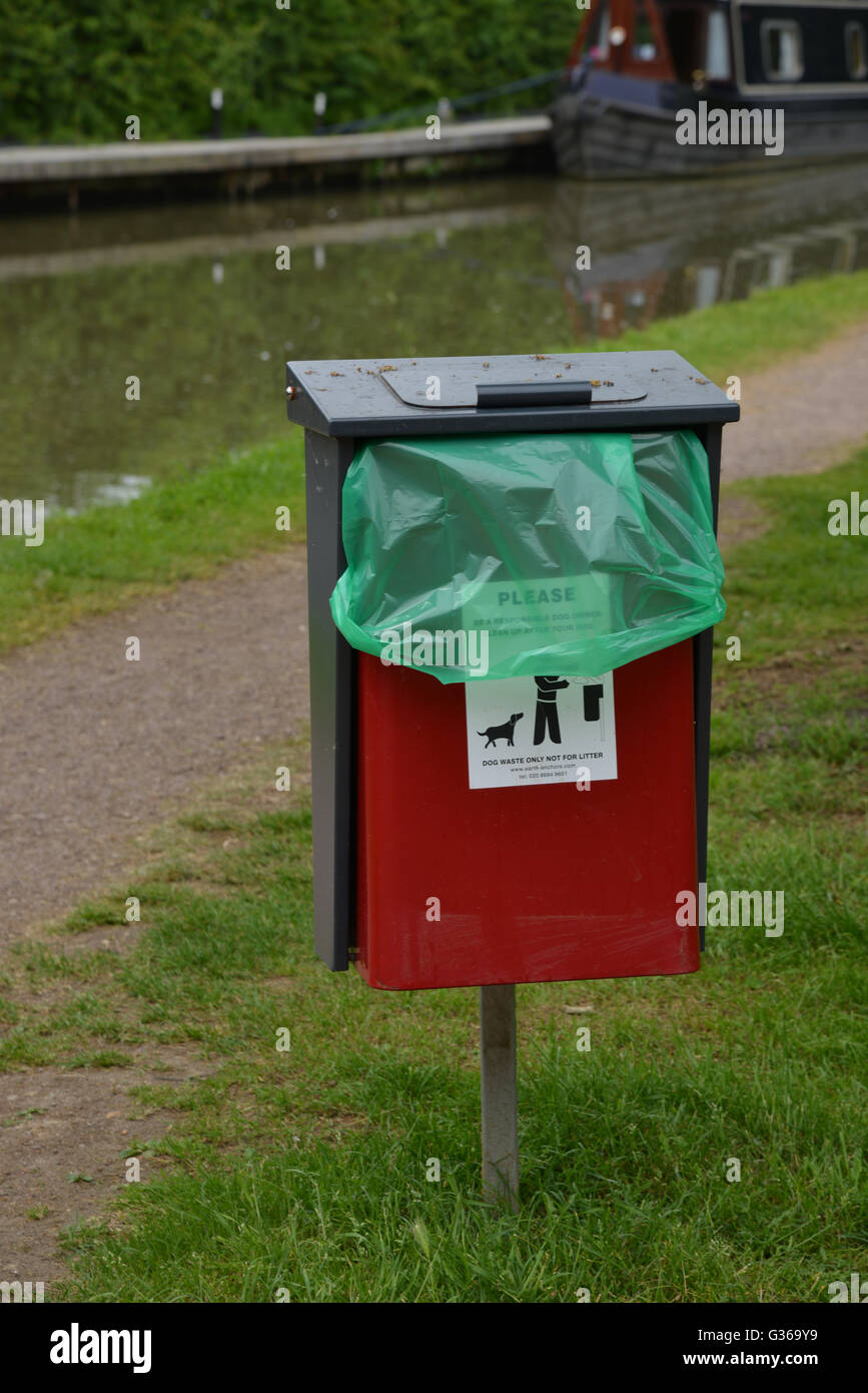 Hund Abfallbehälter von Oxford Canal, Banbury, Oxfordshire Stockfoto