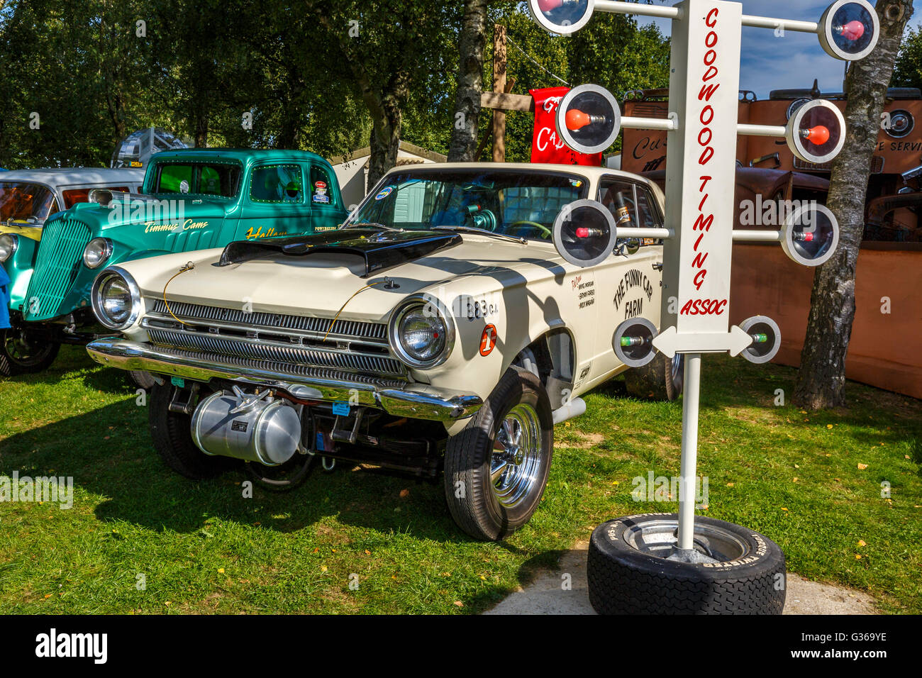 1964 Dodge Dart "Identitätskrise" Gasser im Fahrerlager bei 2015 Goodwood Revival, Sussex, UK. Stockfoto
