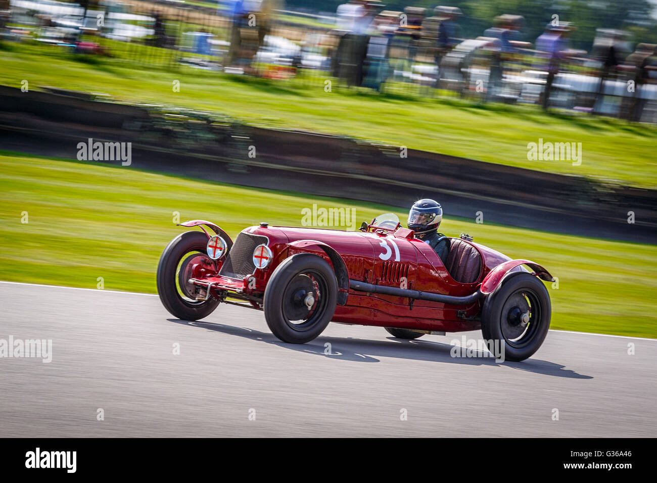 1931 Maserati Tipo 26 M mit Fahrer Duncan Ricketts während der Brooklands Trophy Rennen, 2015 beim Goodwood Revival, Sussex, UK. Stockfoto