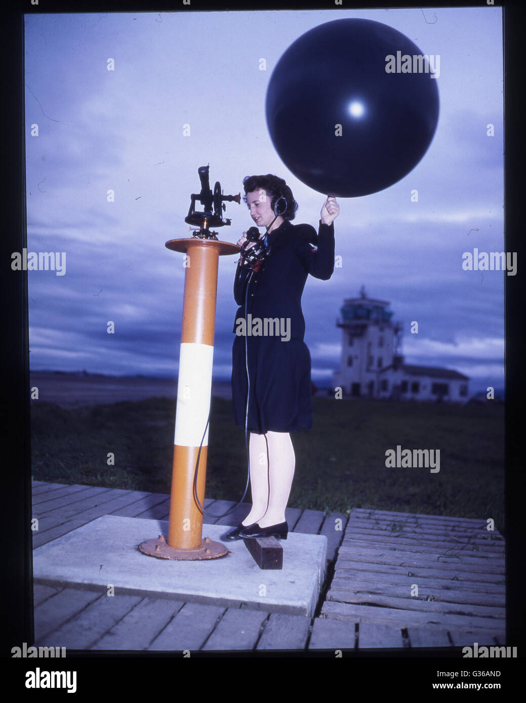 WAVE Dorothy Baruch einen Wetterballon startbereit. Stockfoto
