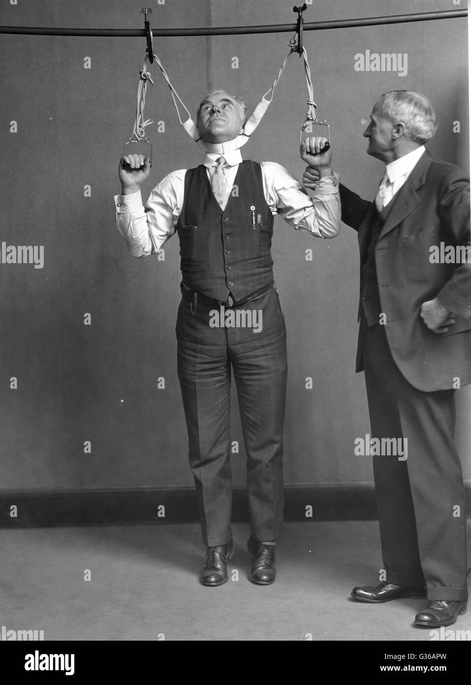 Inspektor D.F. Angier (links) und Dr. L.F. Kebler (rechts) versuchen, eine ausdehnende Vorrichtung behauptet, um eine Erhöhung in Höhe von 2 bis 6 Zoll zu bewirken. Stockfoto