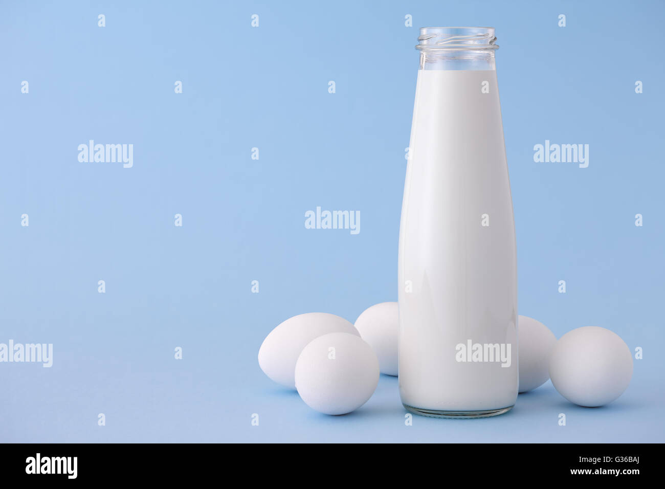 Milch und Eiern auf blauem Hintergrund Stockfoto