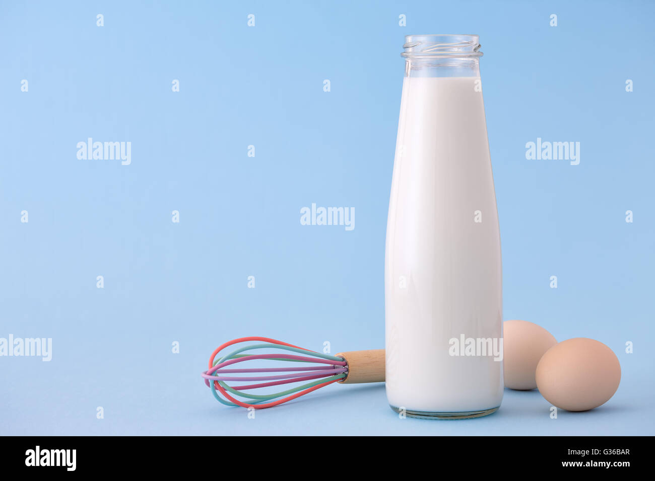 Milch und Eiern auf blauem Hintergrund Stockfoto