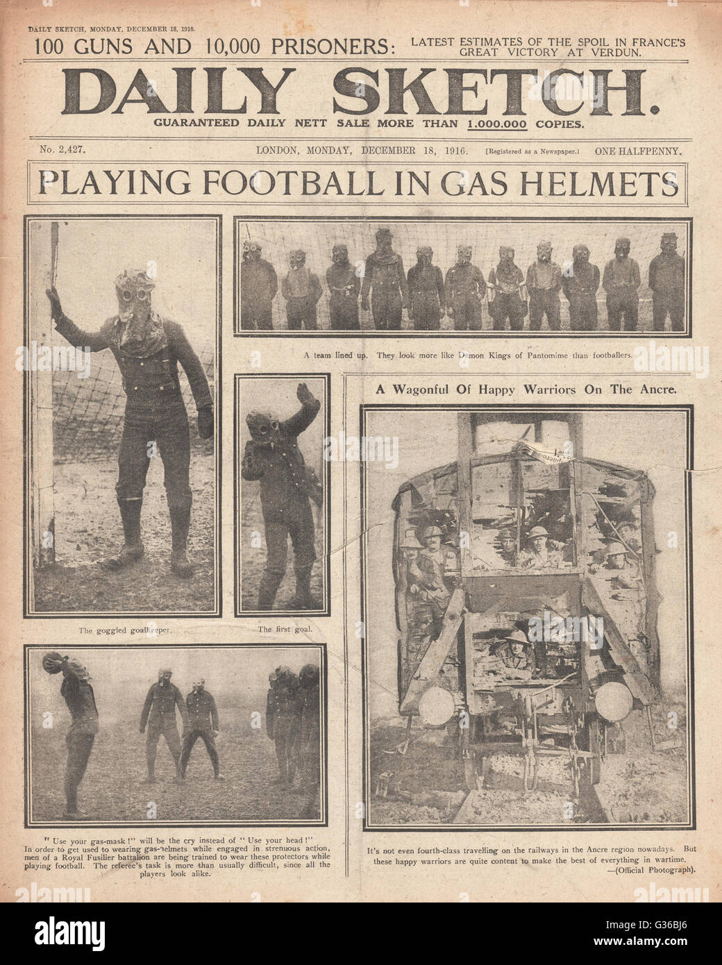 1916 Daily Sketch Fußball spielen in Gasmasken Stockfoto