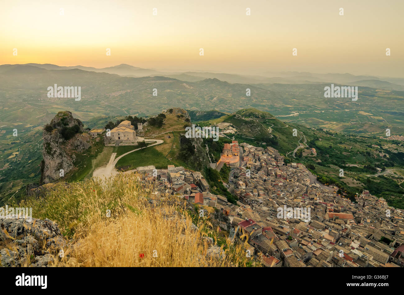 Bergdorf Caltabellotta, Sizilien, Italien. Kirche San Salvatore Stockfoto