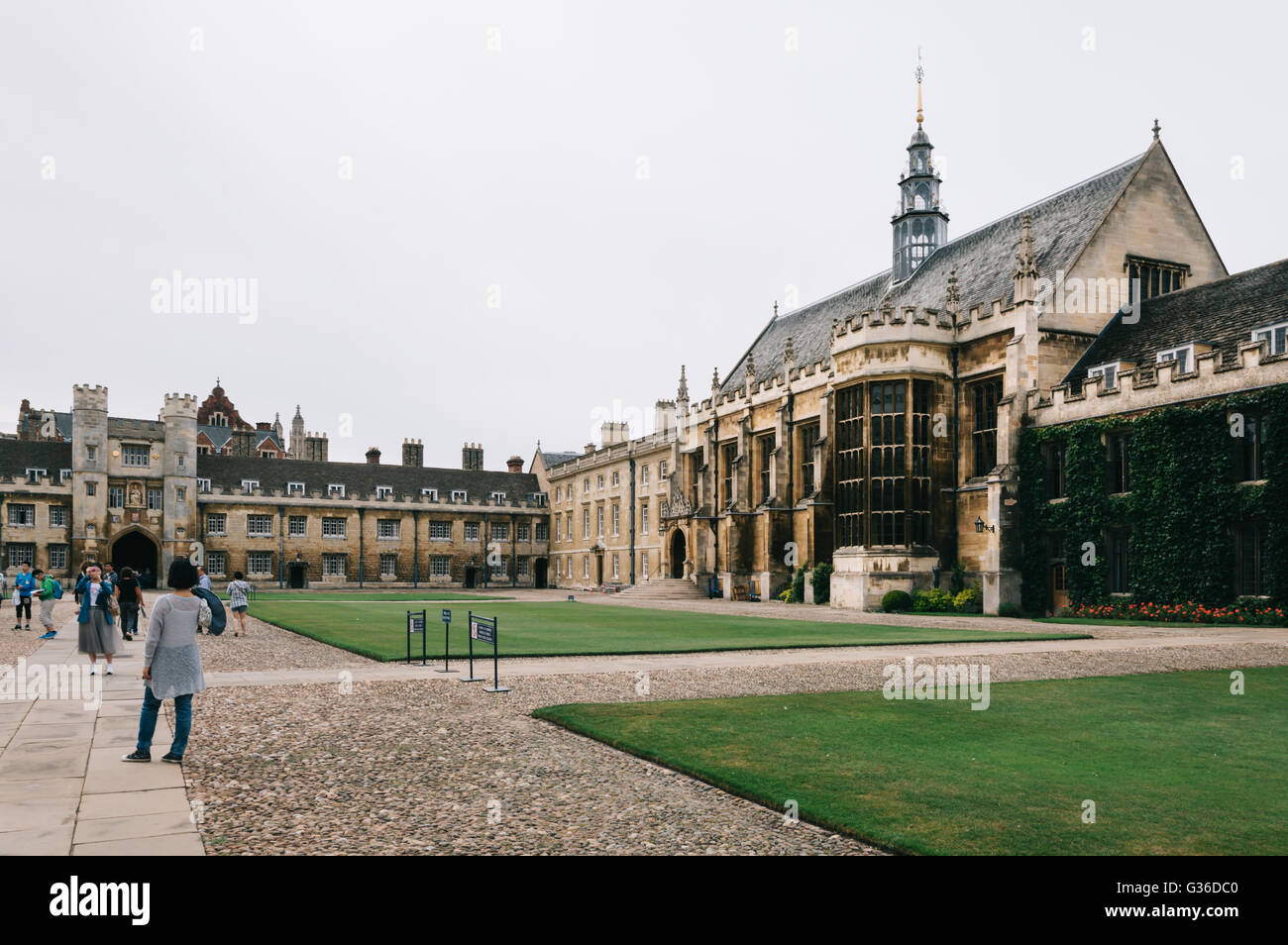 CAMBRIDGE, UK - 11. August 2015: Trinity College Great Court in der University of Cambridge. Cambridge ist eine Universitätsstadt und Stockfoto